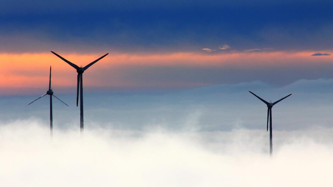 windmolens in de wolken