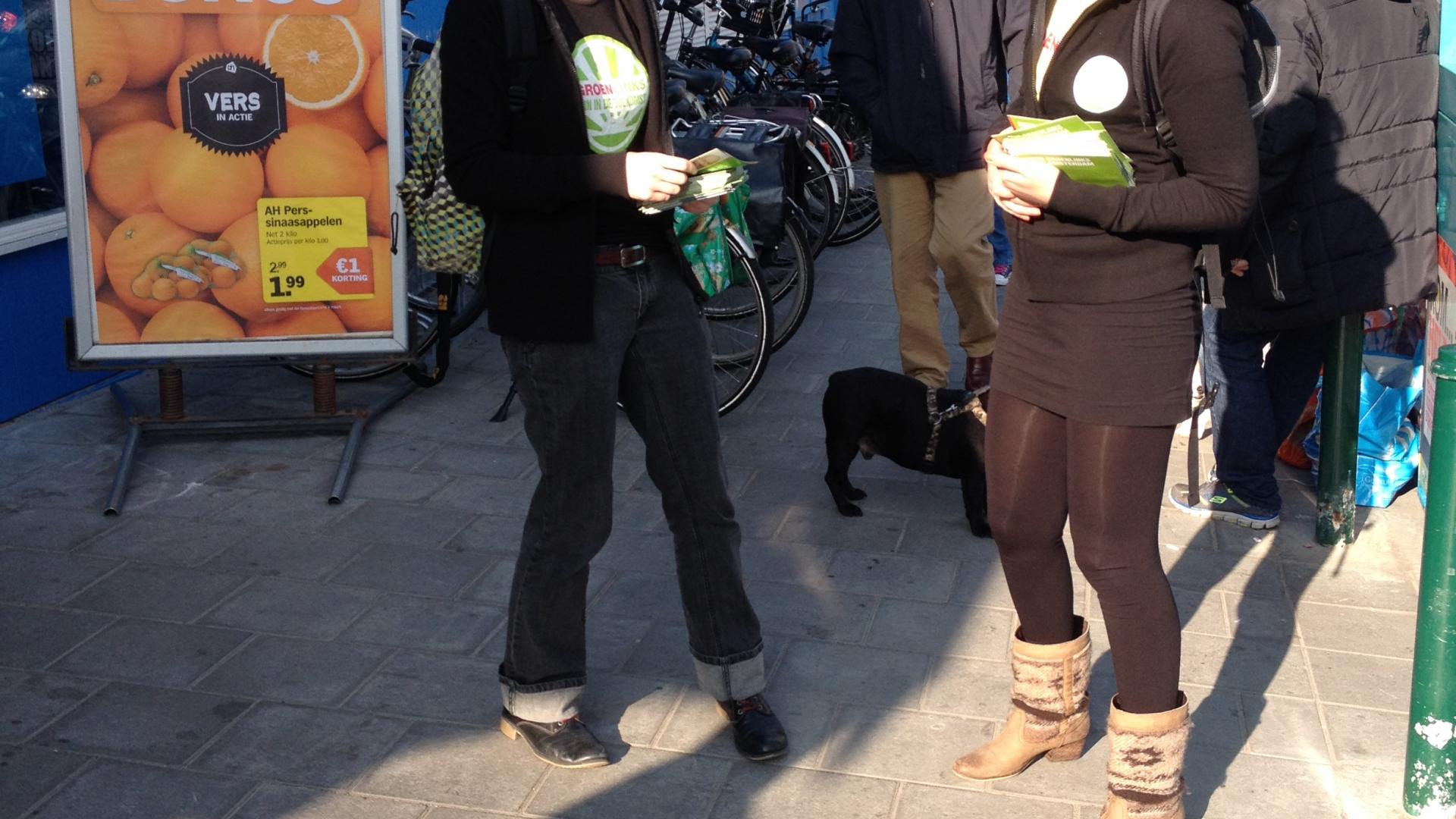 Flyeren op het Buikslotermeerplein in A'dam Noord