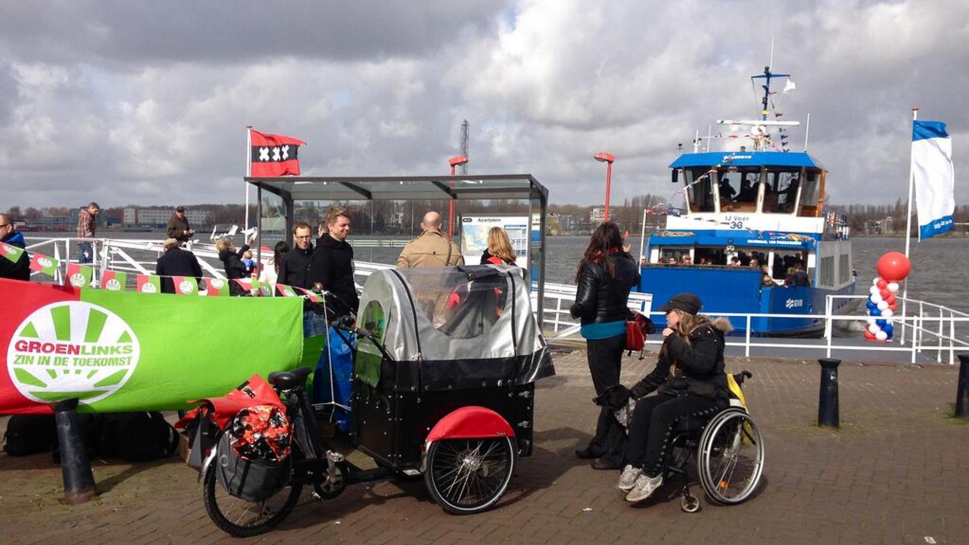 Het Oostveer bij de steiger aan het Azartplein 